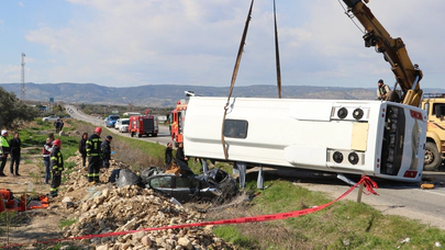 Denizli'de midibüs otomobilin üstüne devrildi: Bir turist ve Zümrüt Özdemir öldü
