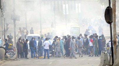 Pakistan'da kan akıyor. İmran Han taraftarlarıyla polis arasında çatışma