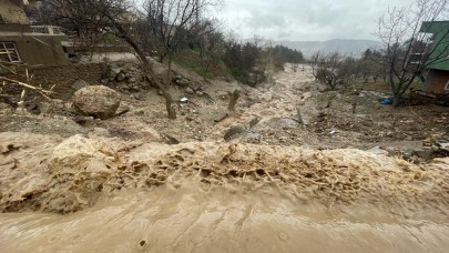 Adıyaman Tut'ta suya kapılan konteynerdeki 1 kişi öldü,  4 kişi kayboldu