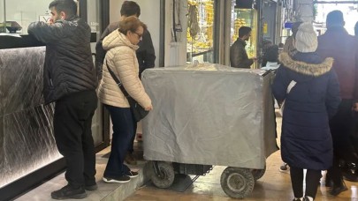 Ünlü ekonomist uyardı: Kapalıçarşı'da neler oluyor? Kim dolar topluyor?