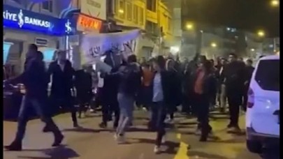 Kilis'te Suriyeliler sokaklara döküldü. Bayrak açtılar slogan attılar: Bakın ne istediler?