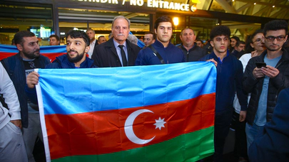 Ermenistan'daki bayrağı yakılan Azerbaycanlı halterciler Bakü'ye döndü