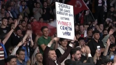 Cumhurbaşkanı Erdoğan açılan pankarta tepki gösterdi: Benim için söylemiyorsun değil mi?