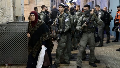 İsrail'den yine Mescid-Aksa'ya baskın. Arbede çıktı