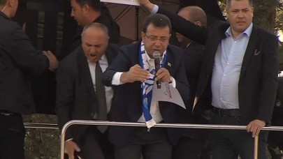 Taşlar havada uçuştu,  çocuklar bile yaralandı: İmamoğlu'na taşlı saldırı! Polis müdahale etmedi