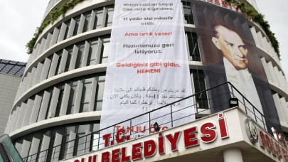 Tanju Özcan bunu da yaptı. 'Kardeşim yeter artık' dedi ve dev pankartı astı