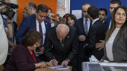 Devlet Bahçeli oy kullandığı sırada bir genç Millet İttifakı'nın kullandığı kalp işaretini yaptı