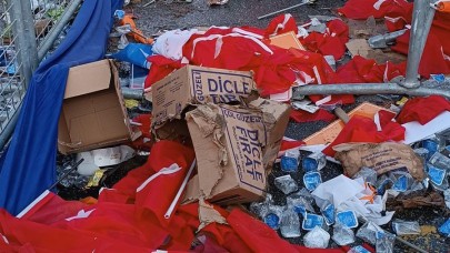 AK Parti'nin Batman mitinginde tepki çeken görüntü! Türk bayrağını yerlere attılar