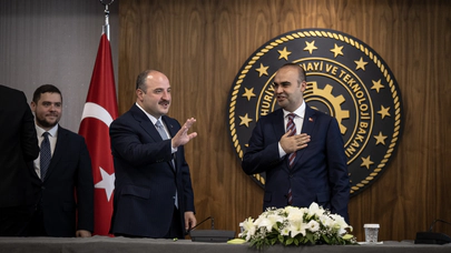 Yeni bakan Kacır konuşurken Mustafa Varank araya girdi. Öyle bir espri yaptı ki!
