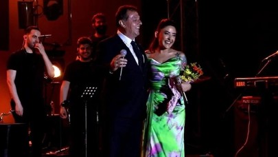 Melek Mosso'dan 'Sarılalım mı' diyen başkana flaş cevap