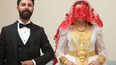 Ertoşi Aşireti'nden Adem Durmaz ile Sozdar Yağızer'in düğününde 4 kilo altın,  6 milyon lira para takıldı
