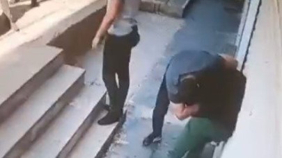 Tatvan'da belediye çalışanı polis korumasında gazeteciyi darbetti