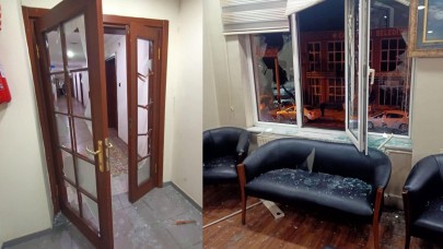 Belediye başkanının odasına baltayla saldırdılar. Kırıp,  parçaladılar