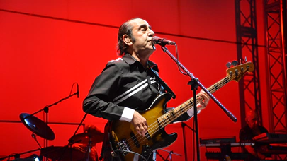 Sanat dünyasının acı kaybı. Özkan Uğur hayatını kaybetti. Özkan Uğur kimdir?