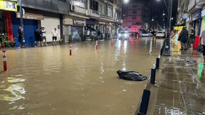 Ordu'yu sel aldı. Caddeleri su bastı,  yollar kapandı