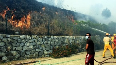 Bodrum'da yine yangın çıktı. Evlere geliyor