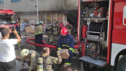 Bayrampaşa'da iş merkezinde yangın: 7'si itfaiye eri 16 kişi hastaneye kaldırıldı