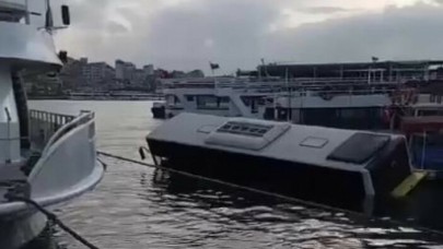 Eminönü'nde İETT otobüsü denize düştü