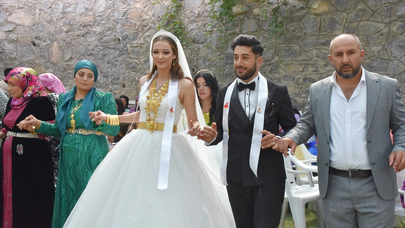 Hakkari'ye Almanya'dan gelin geldi. Yöresel düğün