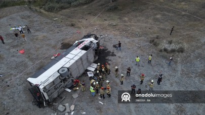 Kemerburgaz'da servis otobüsü köprüden düştü,  27 yaralı. Abdürrahim Albayrak açıklama yaptı