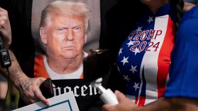 Trump cezaevine teslim oldu