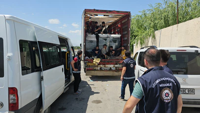 Erzincan'da İran'dan gelen tırın dorsesinde 64 düzensiz göçmen yakalandı
