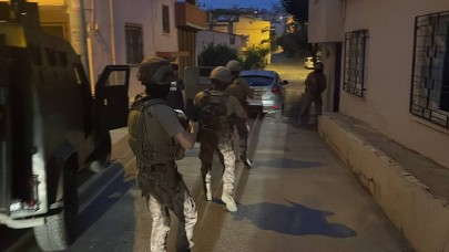 Kapılar koçbaşlarıyla kırıldı,  260 polis baskın yaptı. Mersin'de şafak operasyonu
