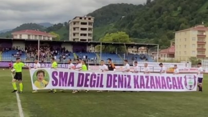 Sahaya yazılı pankartla çıkan futbolcular,  taraftarlarından güçlü alkış aldı.