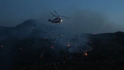 İzmir'de yangına müdahale eden helikopter baraja düştü. 3 personel aranıyor