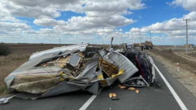Kamyonet kağıt gibi ezildi: 2 kişi yaralı