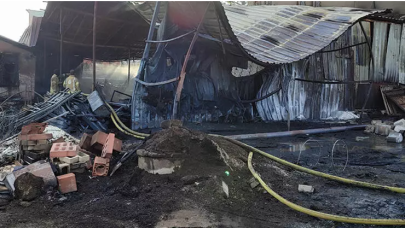 Arnavutköy’de iş yeri deposu,  alevlere teslim oldu