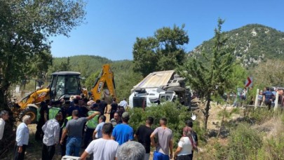 Kahramanmaraş'ta freni boşalan kamyon cenaze namazı kılanların arasına daldı. 5 kişi öldü,  25 kişi yaralı