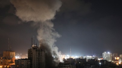 İsrail Gazze'ye bomba yağdırdı,  Hamas İsrail'e 100 füze fırlattı. Kanlı savaş