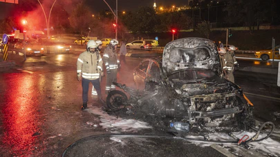 Gaziosmanpaşa'da çarpışan taksi ile motosiklet alev alev yandı. 1 kişi öldü