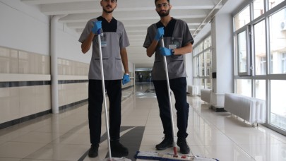 Diyarbakır'da tıp öğrencileri A. Selçuk Maral ve M. Caner Bahçivancı okudukları fakülte hastanesine temizlikçi atandı