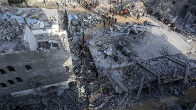 İsrail,  Gazze'ye yönelik saldırılarını sürdürüyor. Dünya seyrediyor taş üstünde taş bırakmıyor