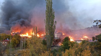Kastamonu'da yangın devam ediyor. 15 ev küle döndü