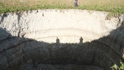 Pancar tarlasında oluşan obruk vatandaşları tedirgin etti!