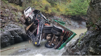 Düzce'de kamyon dereye uçtu! Necmettin Çalışkan yaşamını yitirdi.