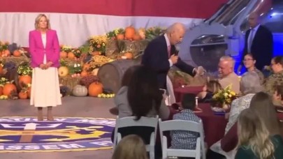 Biden'dan küçük kıza tuhaf yaklaşım: Akıllara "pedofili" iddiasını getiren rahatsız edici sözler!