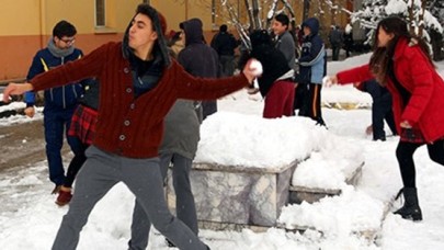 Kar bastırdı. Okullar tatil edildi