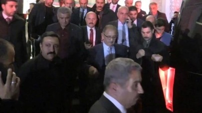 Malatya depremine yakalanan Bakan Özhaseki'nin depreme yakalandığı anlar. Apar topar dışarı çıkarıldı