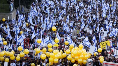 İsrail Netanyahu'ya karşı ayaklandı. Binlerce kişi sokağa indi,  başbakanlığa yürüdü