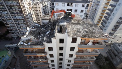 İlginç vaka! Ağır hasarlı binanın beton bağlama noktasından bakın ne çıktı?