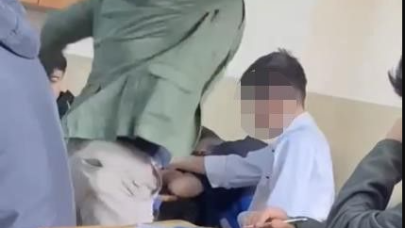 Sınıfta öğrencisini dövdü! 'Hocam dedikçe vuracağım'