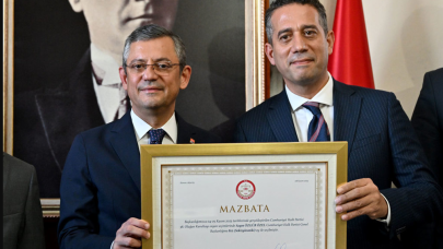 CHP Genel Başkanı Özgür Özel mazbatasını aldı