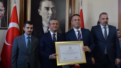 Özgür Özel mazbatasını aldı: Törende herkes aynı detaya takıldı