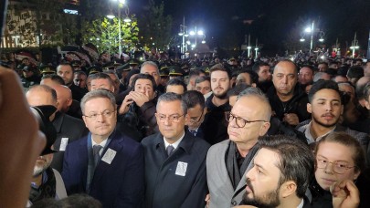 Özgür Özel'e memleketindeki şehit cenazesinde protesto