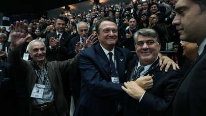Serdal Adalı ve Hasan Arat kucaklaştı. Beşiktaş'ta birlik mesajı