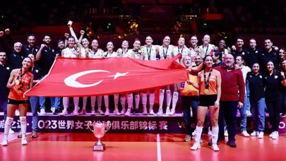 Türk takımları tarihe geçti. Eczacıbaşı dünya Şampiyonu. Vakıfbank dünya ikincisi